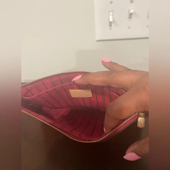 ⭐️ Authentic Louis Vuitton Neverfull MM Pouch ⭐️ - Picture 4 of 7